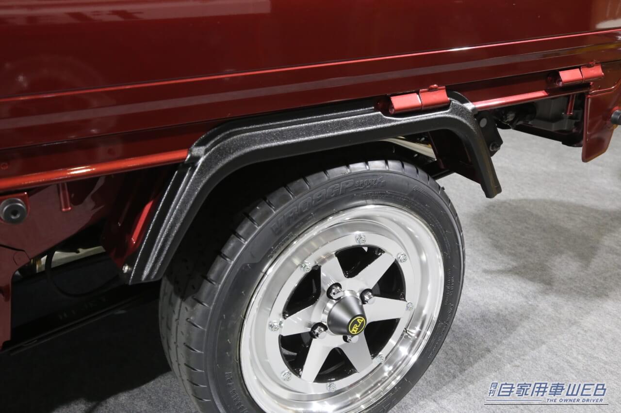 |フロントマスクは、あの「高級SUV」にソックリ。熱視線を集めた「謎のカスタム軽トラ」には、王者の威厳あり