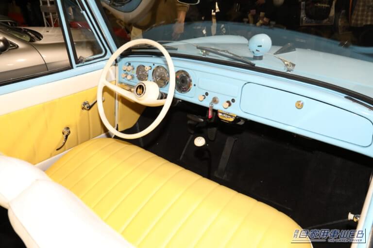 アンフィカーの車内。運転席とインパネ付近の画像|「これはスゴいわ…」日本のガレージでとんでもない激レア車両が眠っていた! ピカピカにしてオークション出品すると、スゴい展開に…!