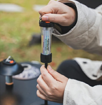 WINDSWAVESのオーロラライトを三脚に装着する画像｜「そんな使い方ができるんだ…？」あらゆる車両に設置可能！ 1つ持っておくと何かと重宝するアイテムを紹介