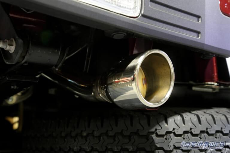 ダイハツ・ハイゼットトラックのカスタマイズモデル｜フロントマスクは、あの「高級SUV」にソックリ。熱視線を集めた「謎のカスタム軽トラ」には、王者の威厳あり