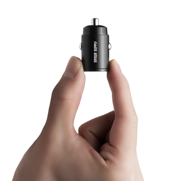 サンワサプライのカーチャージャー200-CAR124ACを指でつまんでいる画像｜「えっ…コレってあと付けなの？」まるで純正のようなカーチャージャー登場。コンパクトなのにハイパワー、安心のサンワサプライ製