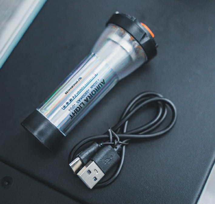 WINDSWAVESのオーロラライトと充電用のUSBケーブル｜「そんな使い方ができるんだ…？」あらゆる車両に設置可能！ 1つ持っておくと何かと重宝するアイテムを紹介