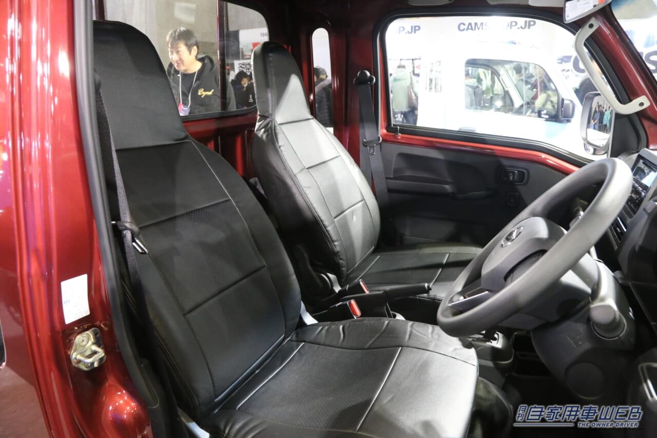 ダイハツ・ハイゼットトラックのカスタマイズモデル|フロントマスクは、あの「高級SUV」にソックリ。熱視線を集めた「謎のカスタム軽トラ」には、王者の威厳あり