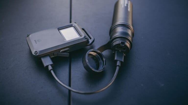 エレコム NESTOUT 一酸化炭素アラーム ベーシックをモバイルバッテリーで充電している画像｜「これメッチャいいじゃん！」必要な情報をひと目で把握。さらにアラーム音でも警告。幅広く使える、日本製高精度センサー内蔵探知機を紹介