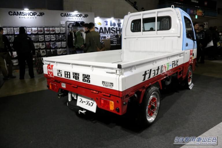 ダイハツ・ハイゼットトラックのカスタマイズモデル｜フロントマスクは、あの「高級SUV」にソックリ。熱視線を集めた「謎のカスタム軽トラ」には、王者の威厳あり