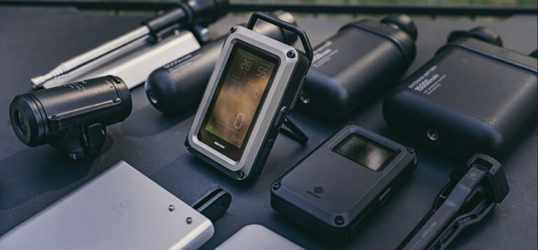 エレコム NESTOUT 一酸化炭素アラーム3in1をテーブルの上に立てている画像｜「これメッチャいいじゃん！」必要な情報をひと目で把握。さらにアラーム音でも警告。幅広く使える、日本製高精度センサー内蔵探知機を紹介