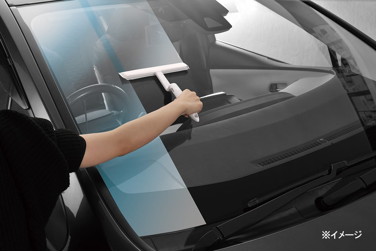 ゼロワイパーを自動車のフロントウィンドウに施工している画像｜「えっ…どういう原理なの？」施工時間はたったの3分。現象を捉えた動画が大きな話題に。驚異的な効果を発揮する「ゼロワイパーウィンドウコート」を紹介。