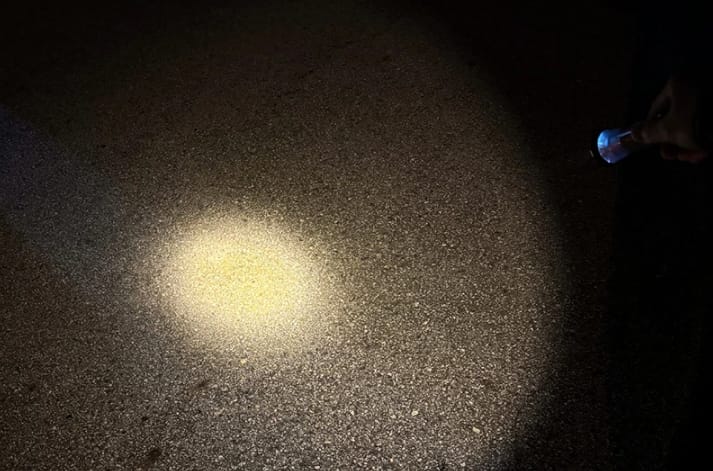 WINDSWAVESのオーロラライトのハンドライトモードの光の照射範囲｜「そんな使い方ができるんだ…？」あらゆる車両に設置可能！ 1つ持っておくと何かと重宝するアイテムを紹介