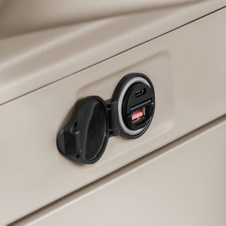 サンワサプライのカーチャージャー200-CAR124ACをシガーソケットに装着した画像｜「えっ…コレってあと付けなの？」まるで純正のようなカーチャージャー登場。コンパクトなのにハイパワー、安心のサンワサプライ製