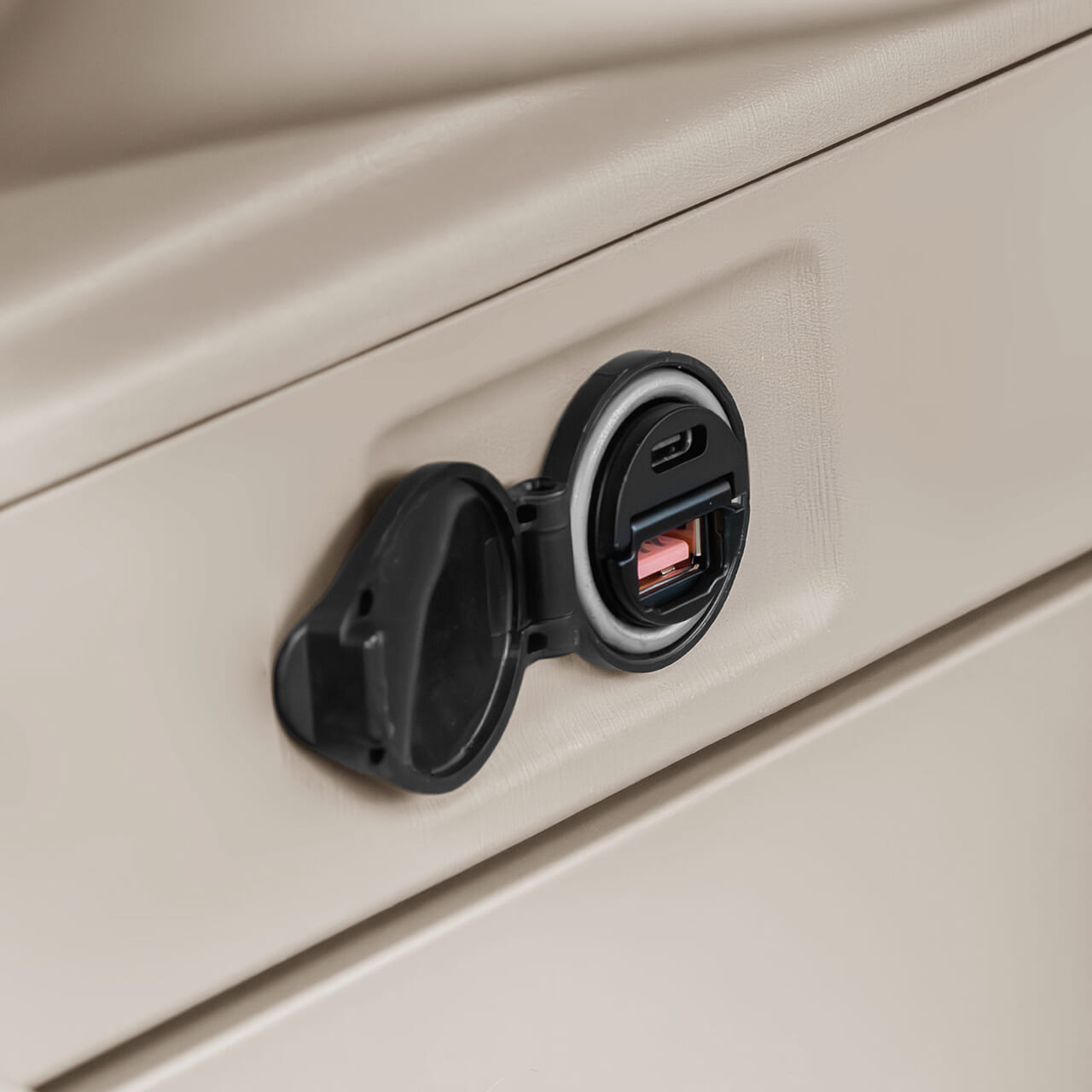 サンワサプライのカーチャージャー200-CAR124ACをシガーソケットに装着した画像｜「まるで純正…」「コレって後付けなの？」クルマの中の救世主。コンパクトなのにハイパワー、安心のサンワサプライ製