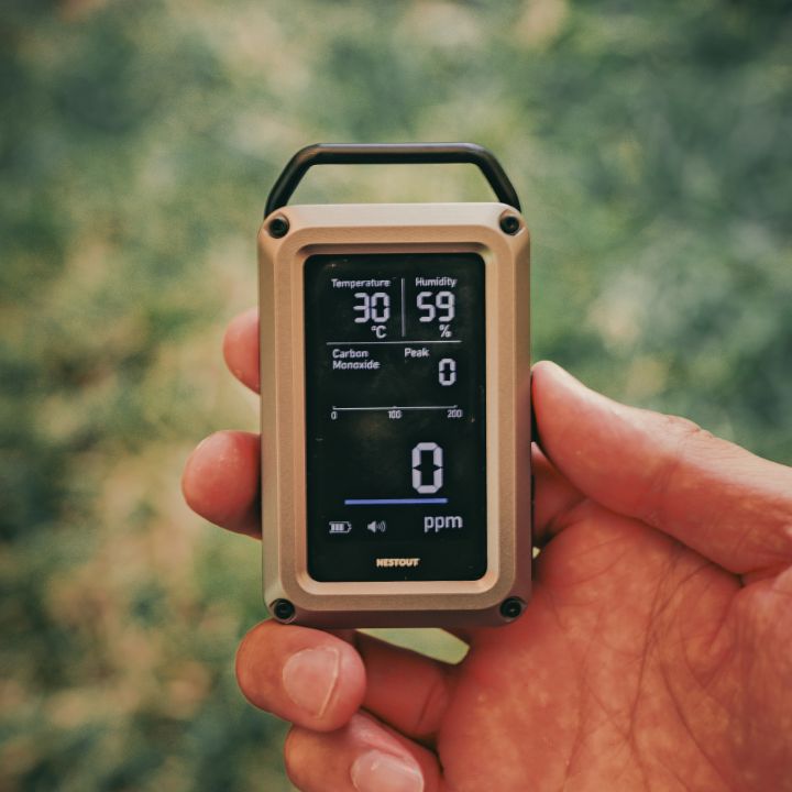 エレコム NESTOUT 一酸化炭素アラーム3in1を手に持っている画像｜「これメッチャいいじゃん！」必要な情報をひと目で把握。さらにアラーム音でも警告。幅広く使える、日本製高精度センサー内蔵探知機を紹介
