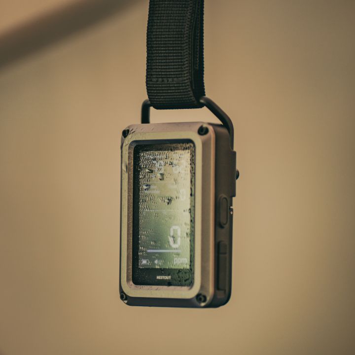 テント内で吊り下げているエレコム NESTOUT 一酸化炭素アラーム3in1｜「これメッチャいいじゃん！」必要な情報をひと目で把握。さらにアラーム音でも警告。幅広く使える、日本製高精度センサー内蔵探知機を紹介