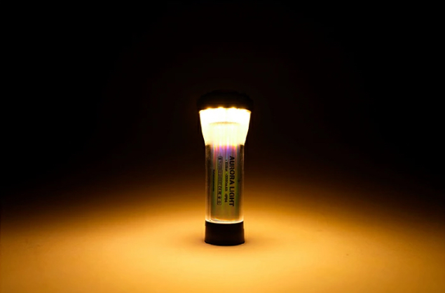 WINDSWAVESのオーロラライトのランタン強モードの光の照射｜「そんな使い方ができるんだ…？」あらゆる車両に設置可能！ 1つ持っておくと何かと重宝するアイテムを紹介