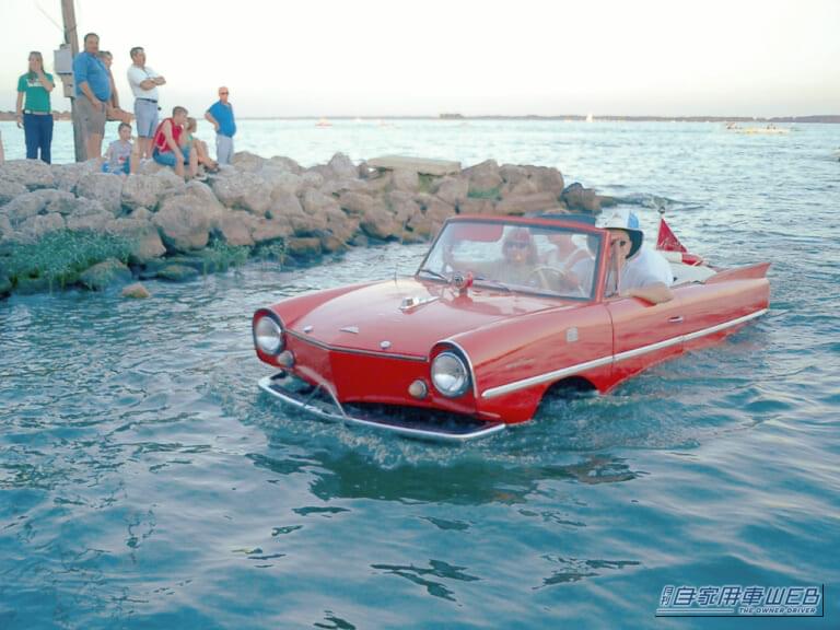 水上を航行するアンフィカー。2005年にアメリカで開催されたアンフィカーオーナーズクラブのイベントで撮影｜「これはスゴいわ…」日本のガレージでとんでもない激レア車両が眠っていた！ ピカピカにしてオークション出品すると、スゴい展開に…！
