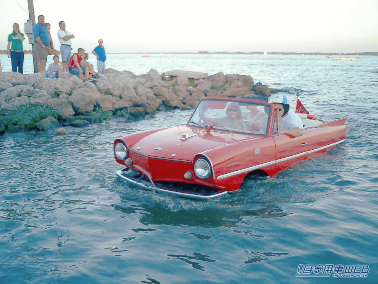 水上を航行するアンフィカー。2005年にアメリカで開催されたアンフィカーオーナーズクラブのイベントで撮影｜「これはスゴいわ…」日本のガレージでとんでもない激レア車両が眠っていた！ ピカピカにしてオークション出品すると、スゴい展開に…！