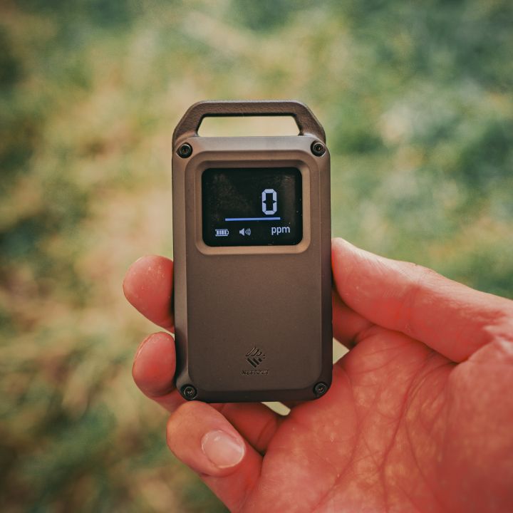 エレコム NESTOUT 一酸化炭素アラーム ベーシックを手に持っている画像｜「これメッチャいいじゃん！」必要な情報をひと目で把握。さらにアラーム音でも警告。幅広く使える、日本製高精度センサー内蔵探知機を紹介