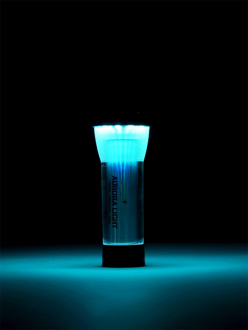 WINDSWAVESのオーロラライトのライトブルー光｜「そんな使い方ができるんだ…？」あらゆる車両に設置可能！ 1つ持っておくと何かと重宝するアイテムを紹介