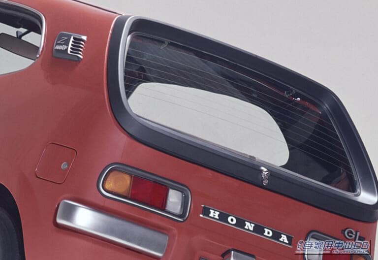 「水中メガネ」と呼ばれた独特のデザイン。大ヒットしたN360を受け継いだ軽初のスペシャリティカー