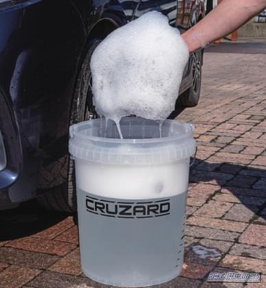 CRUZARDマイクロファイバー洗車パッド使用例|「こんな本格的なクルマ用品があるなんて知らなかった!」「性能はバッチリなのに価格が安い‼︎」郊外でよく見かけるこのお店、これからはご贔屓しちゃうかも…。