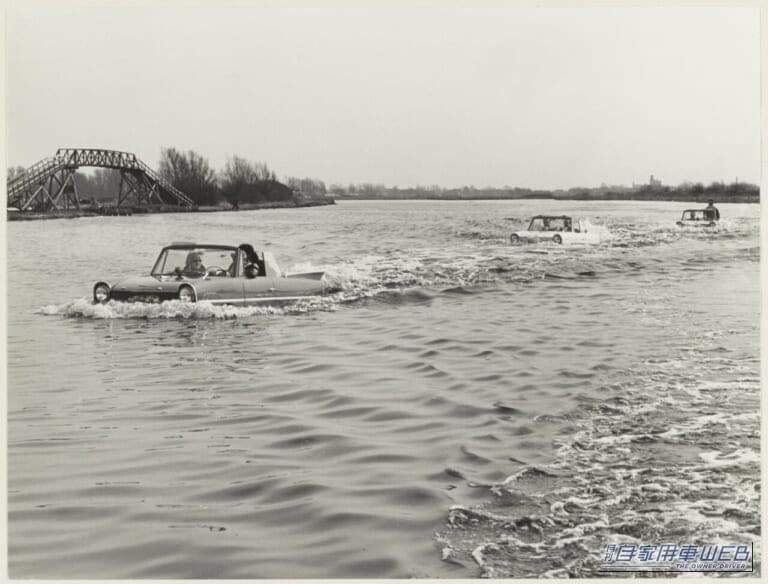 3台のアンフィカーが水上を走るモノクロ画像｜「これはスゴいわ…」日本のガレージでとんでもない激レア車両が眠っていた！ ピカピカにしてオークション出品すると、スゴい展開に…！