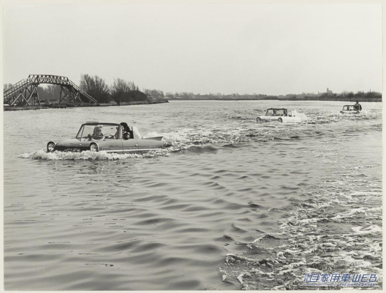 3台のアンフィカーが水上を走るモノクロ画像|「これはスゴいわ…」日本のガレージでとんでもない激レア車両が眠っていた! ピカピカにしてオークション出品すると、スゴい展開に…!