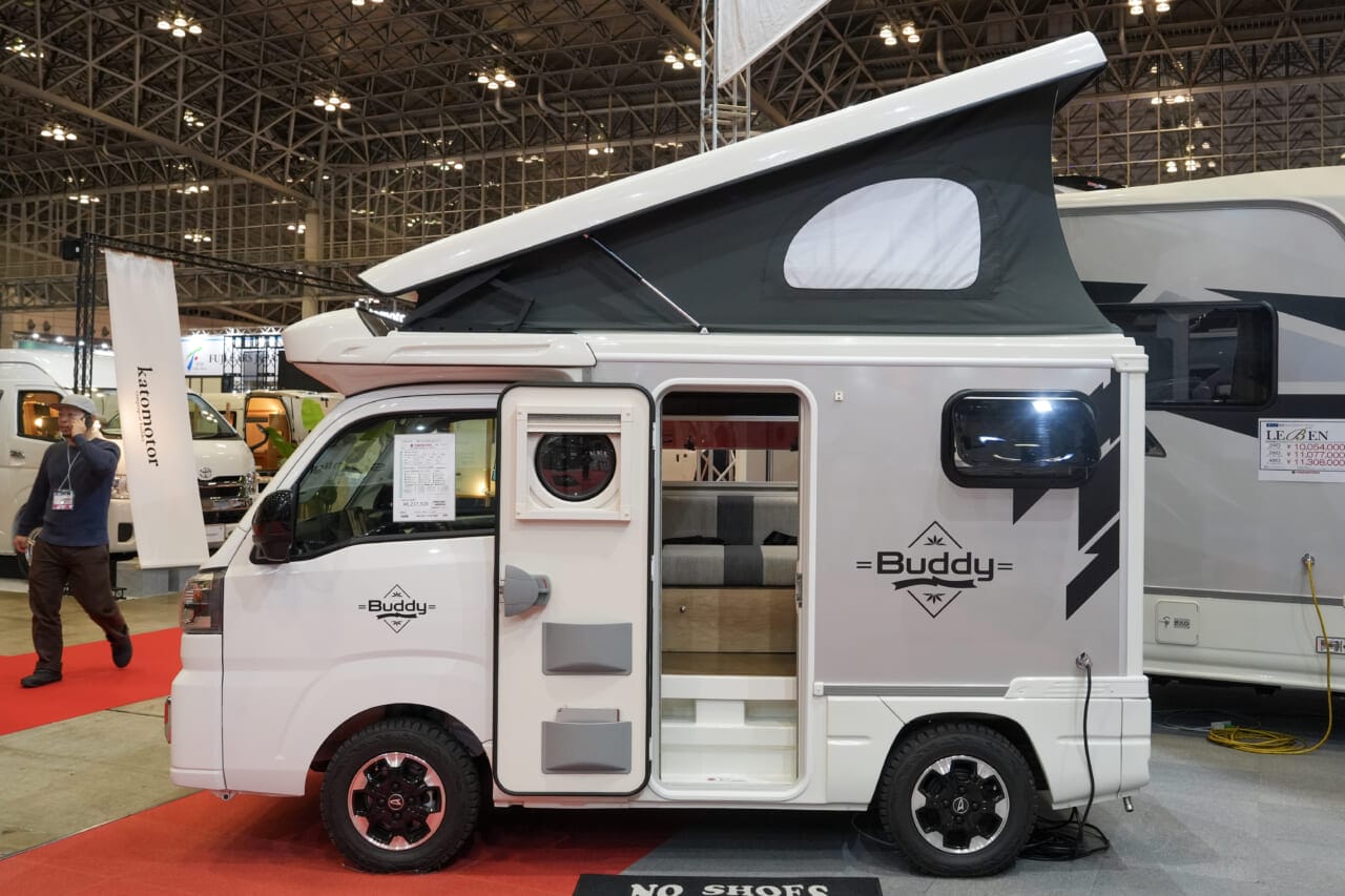 |軽キャンパーの最新モデルは、快適な「移動基地」をコスパ良く実現。本格クーラー&家電が遠慮なく使える「最新電装システム」は欲しくなる注目装備