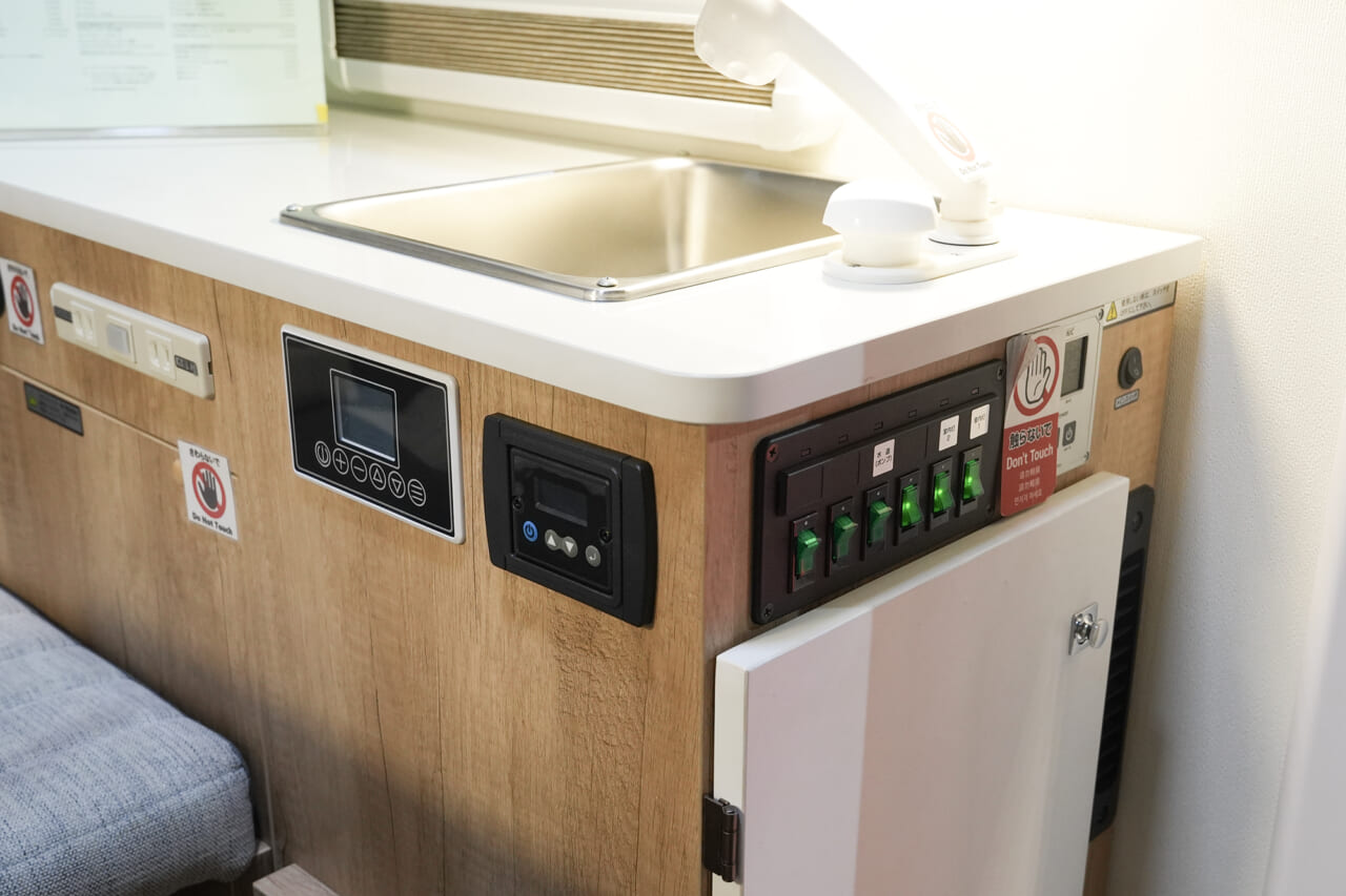 ｜軽キャンパーの最新モデルは、快適な「移動基地」をコスパ良く実現。本格クーラー＆家電が遠慮なく使える「最新電装システム」は欲しくなる注目装備
