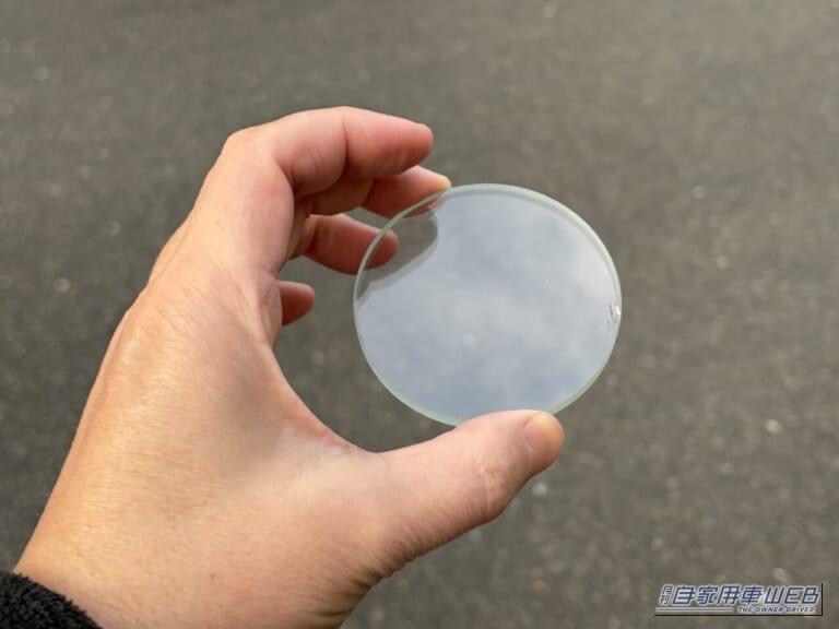 AutoGo 緊急脱出ハンマーに同梱されていた、テスト用のガラス|「あっ…そうやって使うの?」「見た目からは想像つかない」コンパクトボディに2つの機能。車種問わず対応。クルマのキーに付けておきたいアイテムを紹介。