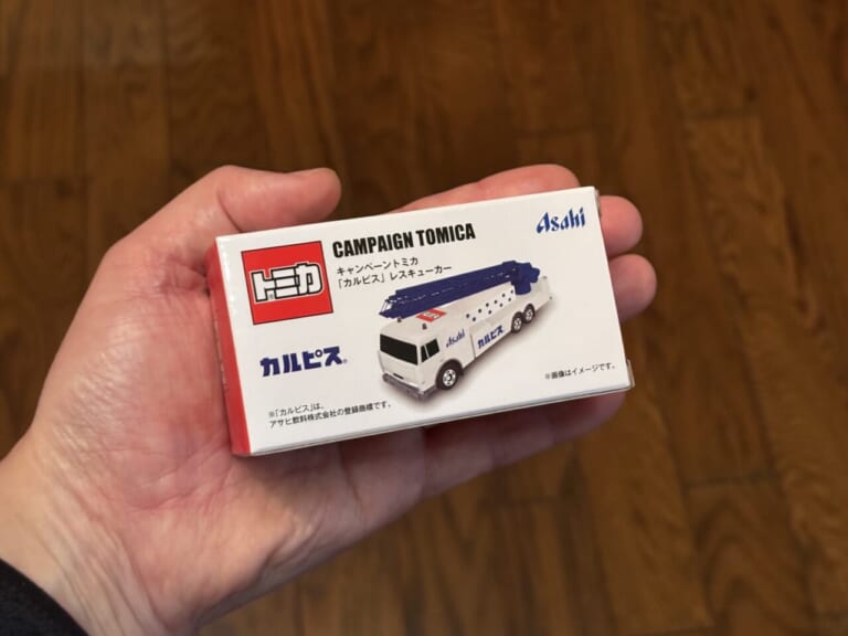セブンイレブンとアサヒ飲料のキャンペーントミカ カルピス レスキューカーの外箱｜「えっ…コレ全部集めたい…」限定トミカがその場でもらえるキャンペーンをセブンイレブンで実施中！ 早速1台ゲット！