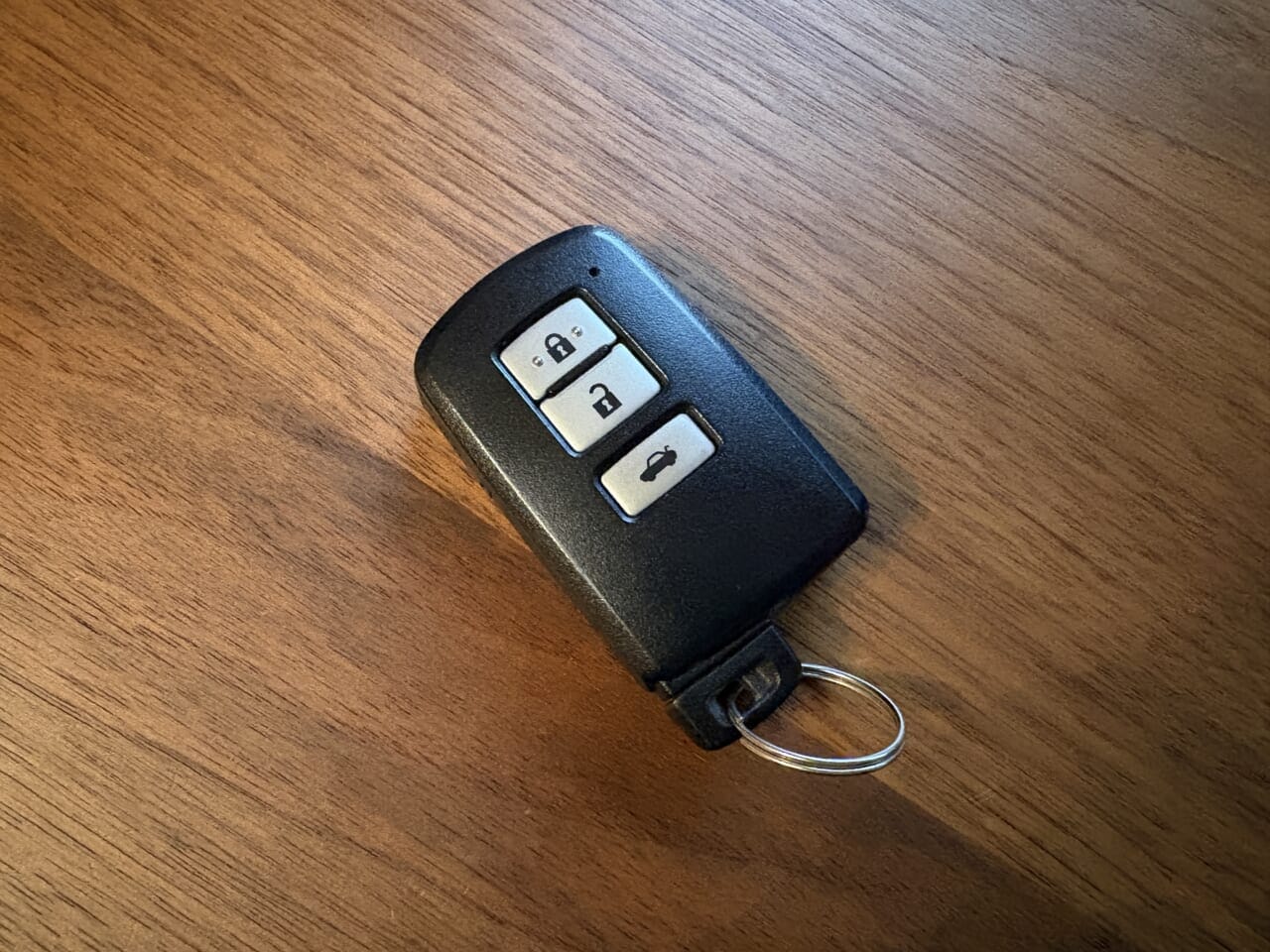 210系トヨタクラウンのリモコンキー｜「コレ,工夫がスゴい…」防水素材&止水ファスナーで中身も安心。クルマに乗る人にオススメ。ちょうどいい収納力のスマートキーケースを紹介