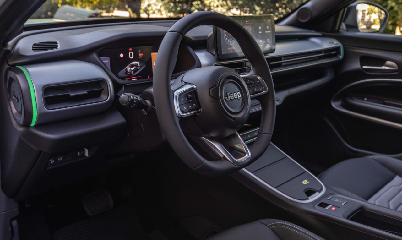 ｜ジープ初の4WDハイブリッド「アベンジャー 4xe ハイブリッド」日本上陸！【100台限定のローンチ エディションも設定】