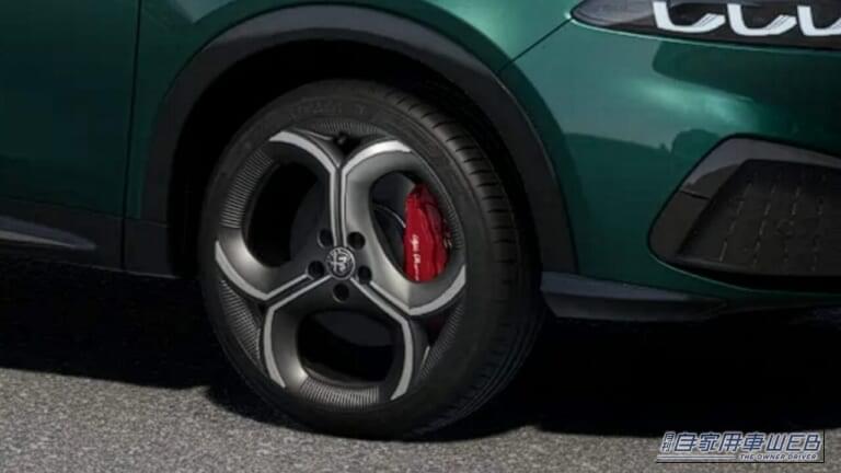 アルファ ロメオ 新型「TONALE」|待望の「赤レザー」仕様が登場。新デザインの「伝統の顔」も注目ポイント!アルファロメオのSUV「トナーレ」改良新型が発売開始