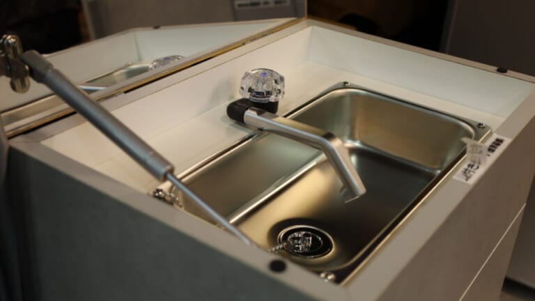 「思わず二度見」「これは驚いた…」ドアを開いた瞬間テンション爆アガり。もはや住めるのでは？ 標準装備で冷暖房も電源も完備。