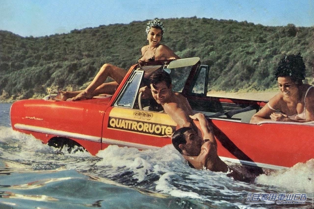 水上を航行する水陸両用車、アンフィカーに男性1名、女性1名が乗車する画像あ｜「これはスゴいわ…」日本のガレージでとんでもない激レア車両が眠っていた！ ピカピカにしてオークション出品すると、スゴい展開に…！