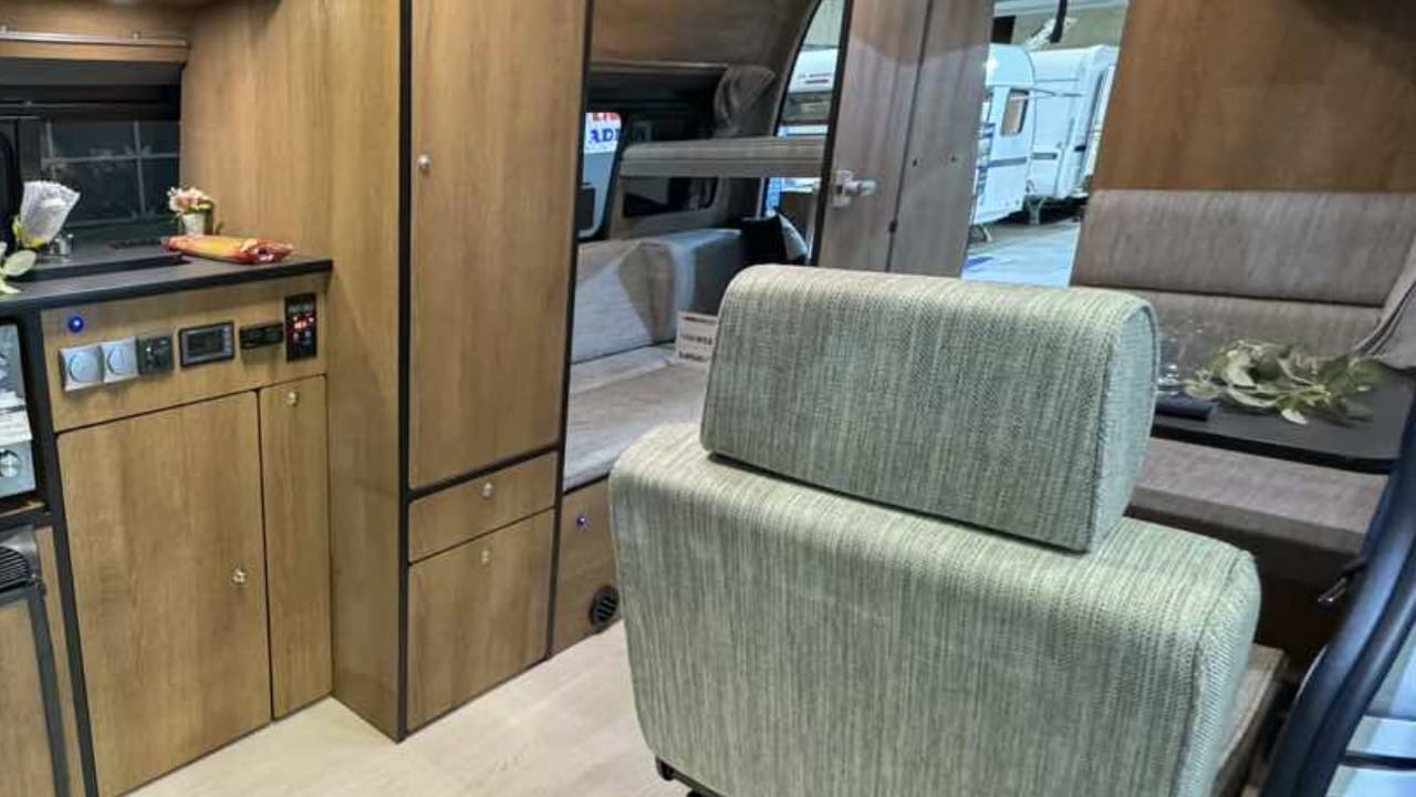 正直に言うと「ヤバいです、このクルマ」本当にトヨタ車か?もはや生活できます、住めちゃいます。