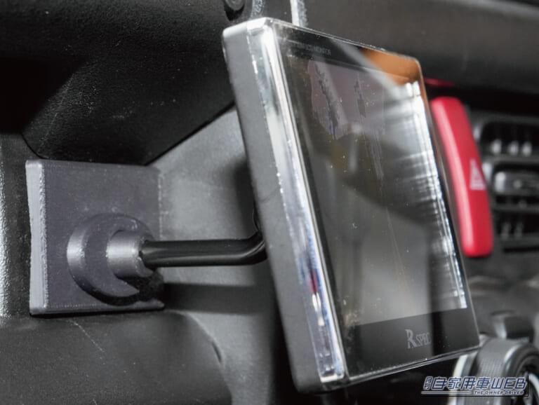 ジムニー用モニタースタンド（取り付けイメージ）｜ジムニー乗り必見！　死角を克服する『専用広角カメラ＆スリムモニター』が抜群のフィット感で凄すぎる‼︎