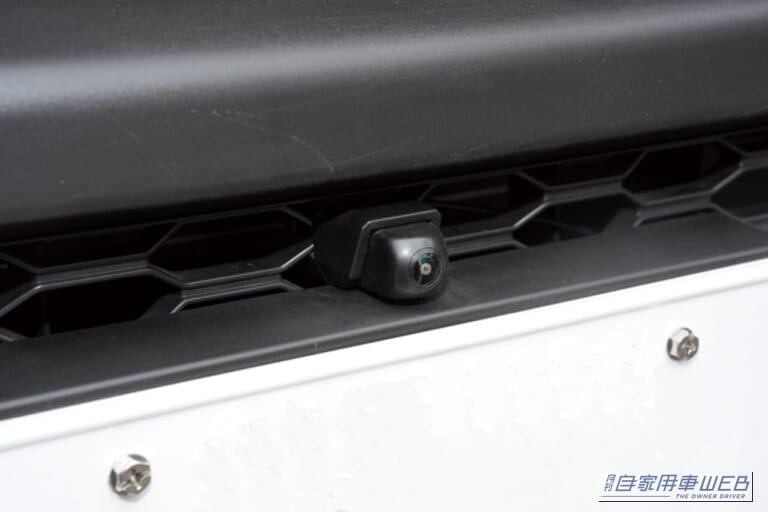 フロントカメラ取り付けイメージ｜ジムニー乗り必見！　死角を克服する『専用広角カメラ＆スリムモニター』が抜群のフィット感で凄すぎる‼︎