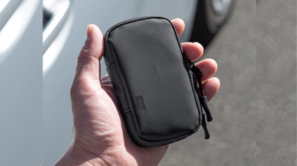 「コレ,工夫がスゴい…」防水素材&止水ファスナーで中身も安心。クルマに乗る人にオススメ。ちょうどいい収納力のスマートキーケースを紹介