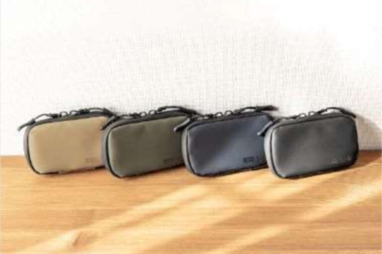 サンワサプライ スマートキーケース（200-CAR105）を、左からベージュ、カーキ、ネイビー、ブラック、4色並べた画像｜「コレ,工夫がスゴい…」防水素材&止水ファスナーで中身も安心。クルマに乗る人にオススメ。ちょうどいい収納力のスマートキーケースを紹介