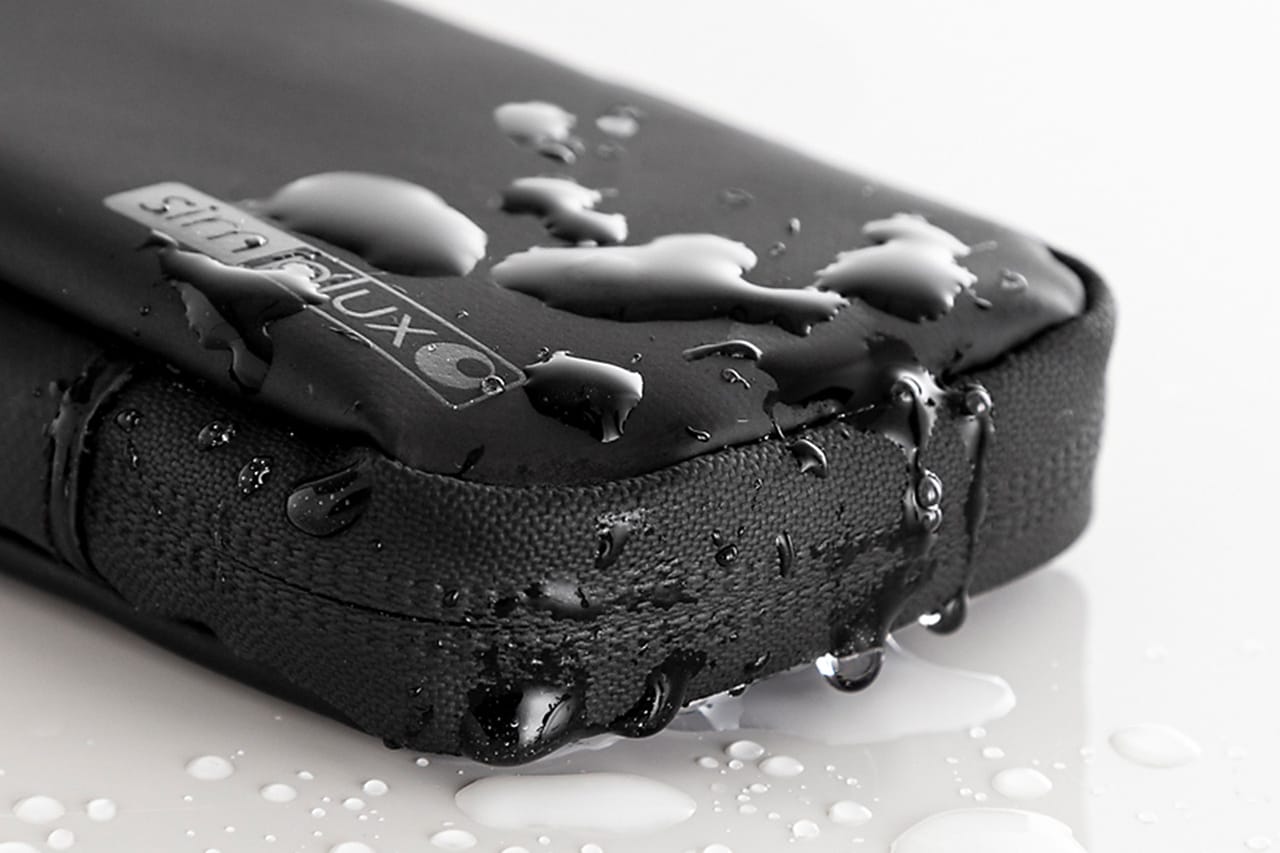 サンワサプライ スマートキーケース(200-CAR105)に水滴が付いている画像|「コレ,工夫がスゴい…」防水素材&止水ファスナーで中身も安心。クルマに乗る人にオススメ。ちょうどいい収納力のスマートキーケースを紹介