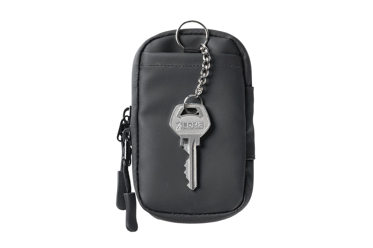 サンワサプライ スマートキーケース（200-CAR105）の裏面、キーリングに鍵を装着している画像｜「コレ,工夫がスゴい…」防水素材&止水ファスナーで中身も安心。クルマに乗る人にオススメ。ちょうどいい収納力のスマートキーケースを紹介