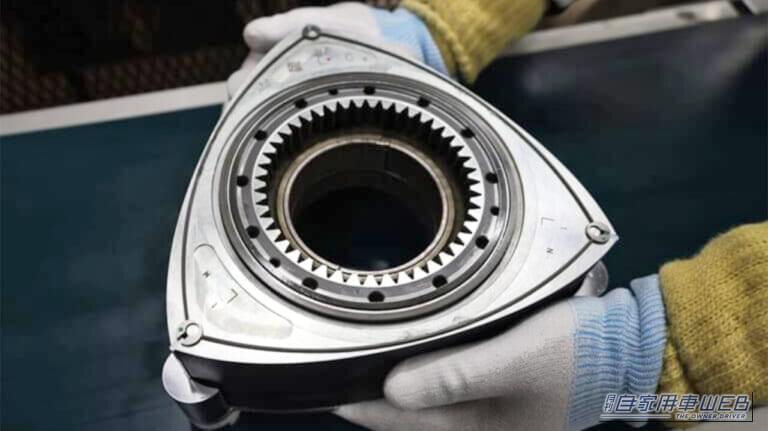 「えっ…マジ？ バスにも搭載されていた？」 ロータリーエンジン採用のマツダ車ラインナップを紹介。 現行モデルで入手可能なモデルも紹介