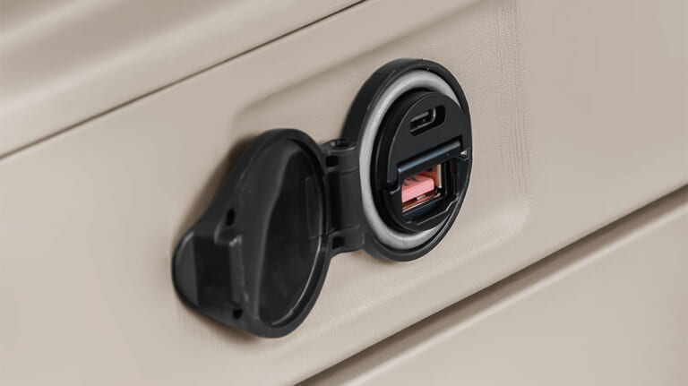 「まるで純正…」「コレって後付けなの？」クルマの中の救世主。コンパクトなのにハイパワー、安心のサンワサプライ製