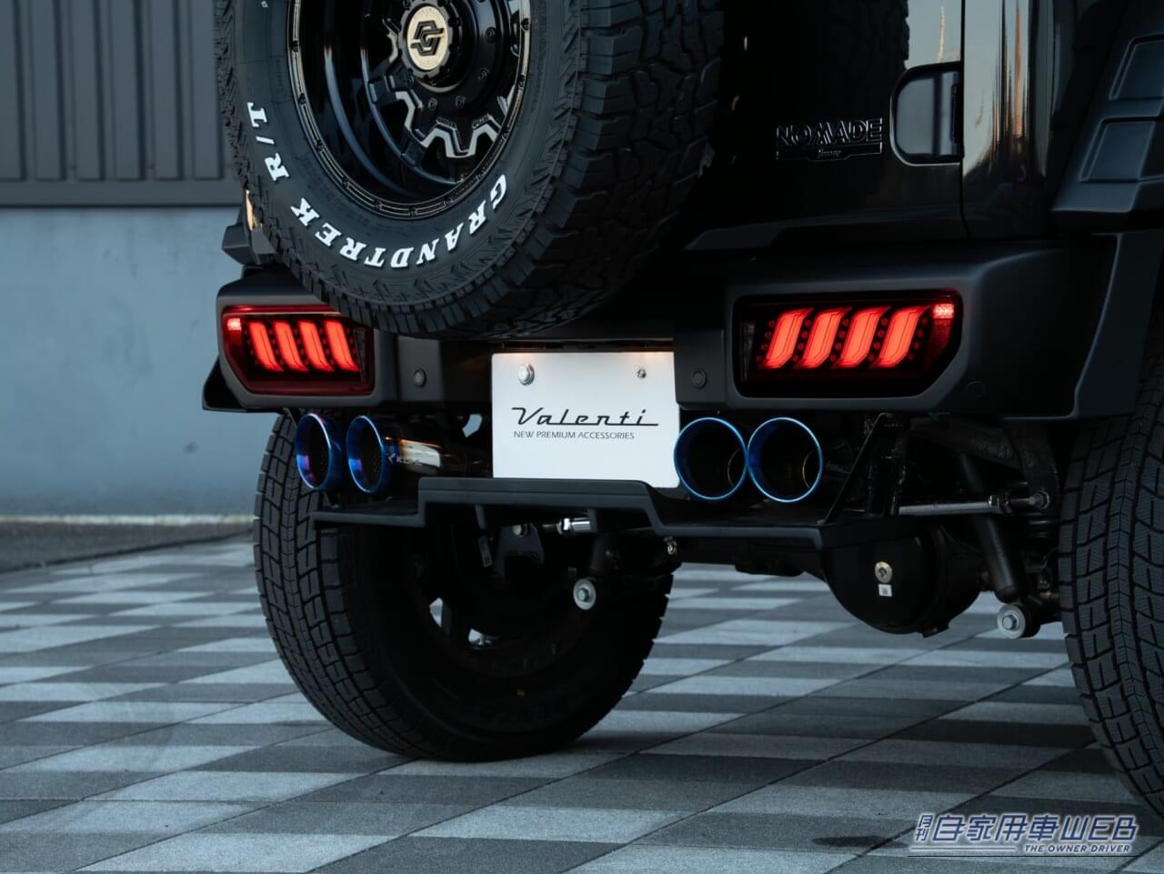 リヤフォグ両側点灯イメージ|「現行ジムニーの存在感がめっちゃアップ!」夜間走行で際立つテールランプを見よ‼︎