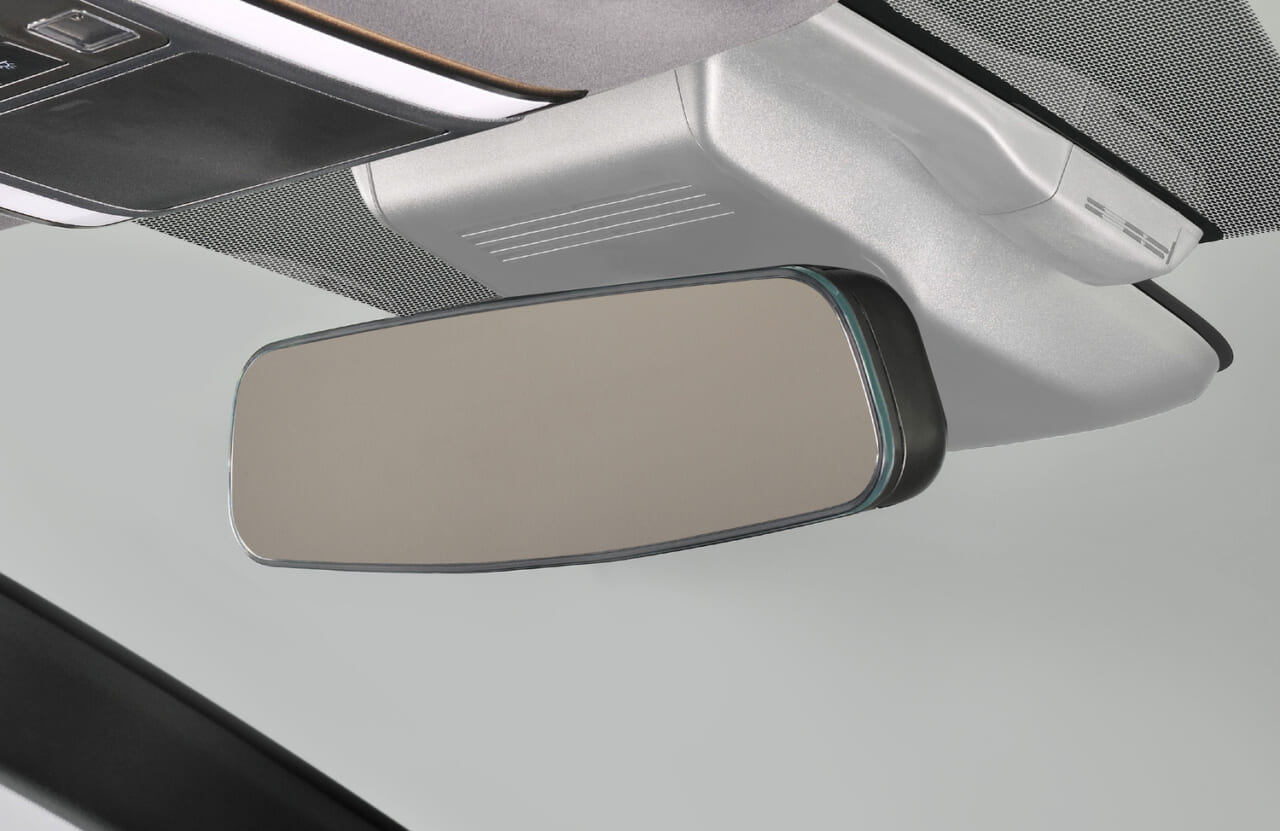 ミラーの装着例。｜ちょっと待て「コレは効果絶大」だぞ。簡単にできてしまう、お手軽カスタマイズ。ルームミラーの見え方が「全然違うわ…」。