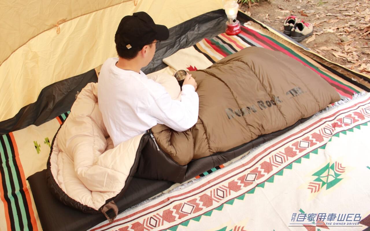 ｜車中泊がもっと快適に！「冷え」と「窮屈さ」を解消したふかふか＆広々設計の寝袋