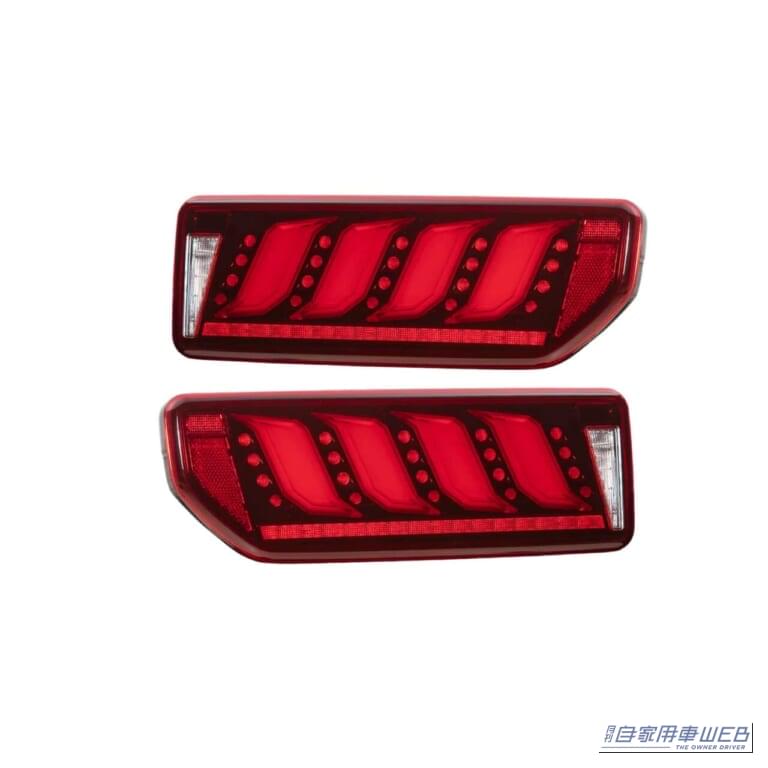 カラーバリエーション（レッドレンズ／グロスブラック）｜「現行ジムニーの存在感がめっちゃアップ！」夜間走行で際立つテールランプを見よ‼︎