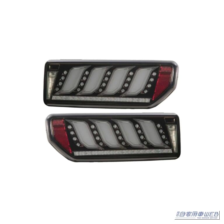 カラーバリエーション(ライトスモーク/ブラックフレーム)|「現行ジムニーの存在感がめっちゃアップ!」夜間走行で際立つテールランプを見よ‼︎