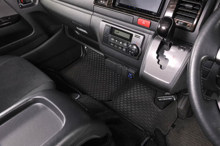 ハイエースに装着した、CX505K ハイエース専用 増設電源ユニット PD70W［カーメイト］｜「えっ…もうコレ純正クオリティじゃん」デザインの統一感がヤバい！差し込むだけで取り付け完了！LEDライト搭載で視認性も抜群のカスタムパーツを紹介