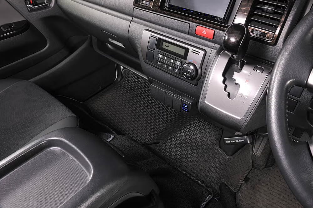 ハイエースに装着した、CX505K ハイエース専用 増設電源ユニット PD70W［カーメイト］｜「えっ…もうコレ純正クオリティじゃん」デザインの統一感がヤバい！差し込むだけで取り付け完了！LEDライト搭載で視認性も抜群のカスタムパーツを紹介